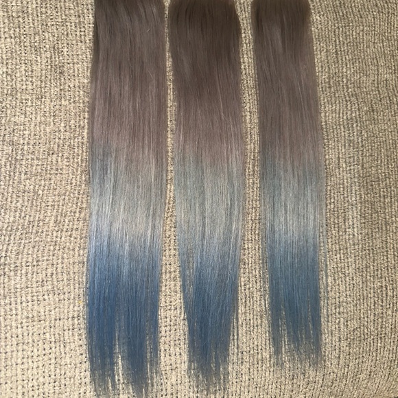 Ombre silver/baby blue/dark blue tape in 12 inch extensions. 20 pieces.